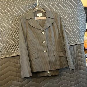 Le Suit Women’s Two-Piece Pantsuit – Black/Grey Pinstripe (Size 14, NWT)
